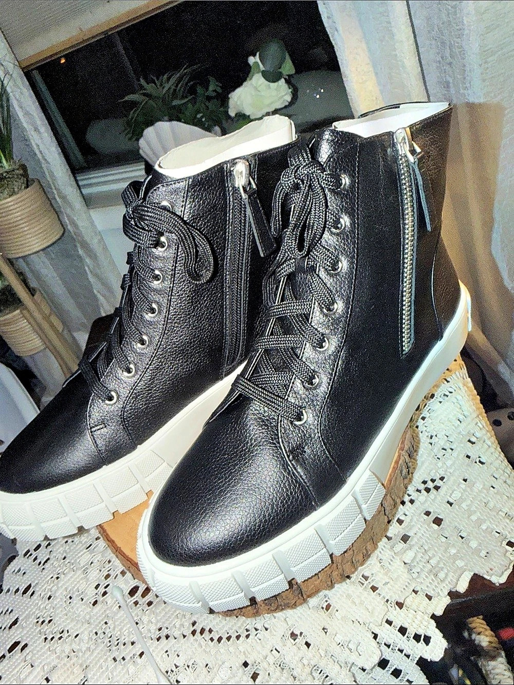 Linea Paolo GIO-L Black Tumbled Leather High Top Sneakers Women’s 8.5 NEW IN BOX
